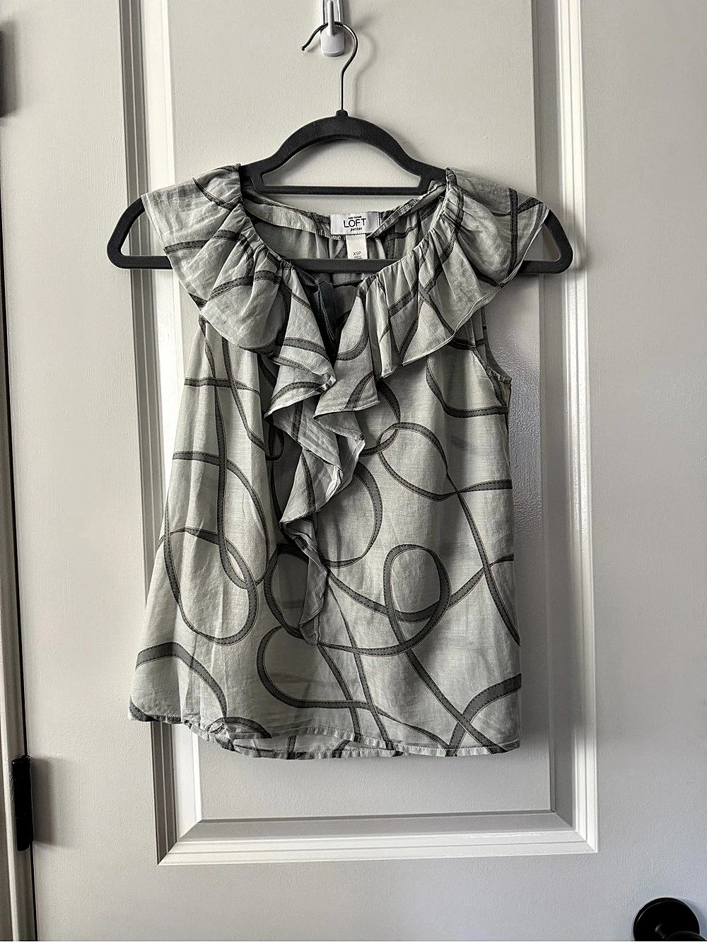 LOFT Petite Abstract Ruffle Top Gray XS